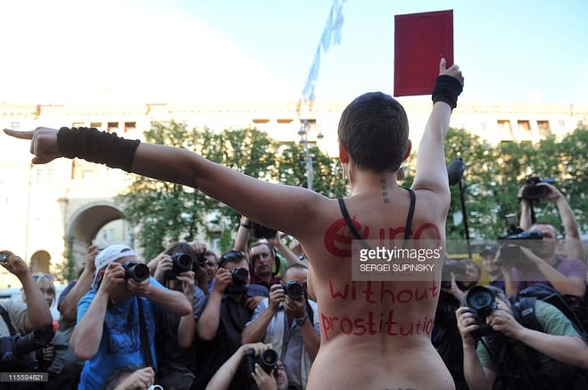 Femen-eurocopa-protesto-brigas-disputas-relembre-UEFA-euro-2012-dentro-e-fora-de-campo