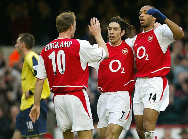 Henry-pires-bergkamp-arsenal-relembre-os-melhores-trios-de-atacantes-da-historia