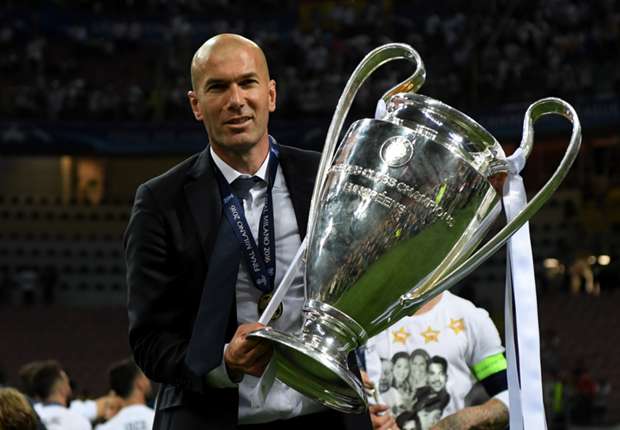 Zidane-taca-UEFA-lenda-Real-Madrid